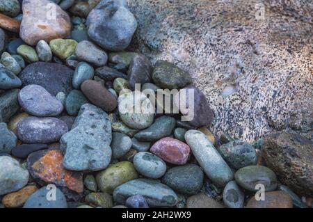 Ciotoli arrotondati di diversi colori sulla banca del fiume Lidder nel Kashmir Foto Stock