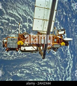 Questo STS-48 a bordo foto è dell'atmosfera superiore di ricerca (Satellite UARS) nell'afferrare del RMS (remoto sistema di manipolatore) durante la fase di distribuzione, settembre 1991. Foto Stock