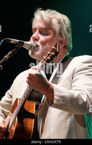 Simon Nicol (filo suoni vocali e di chitarra ritmica) b. 13/10/50) del leggendario regno unito folk band, Fairport Convention di eseguire presso il Festival di Cropredy, 14/7/10 Foto Stock