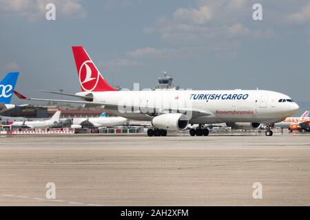 Madrid, Spagna - 10 Aprile 2017: Turkish Airlines Cargo Airbus A330F aereo all'aeroporto di Madrid (MAD) in Spagna. Airbus è un costruttore di aeromobili da Foto Stock