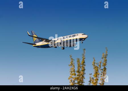 Madrid, Spagna - 10 Aprile 2017: Ryanair Boeing 737 aereo all'aeroporto di Madrid (MAD) in Spagna. Boeing è un costruttore di aeromobili in base a Seattle, è stato Foto Stock