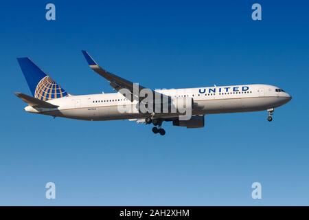 Madrid, Spagna - 10 Aprile 2017: United Airlines Boeing 767 aereo all'aeroporto di Madrid (MAD) in Spagna. Boeing è un costruttore di aeromobili basati in sede Foto Stock