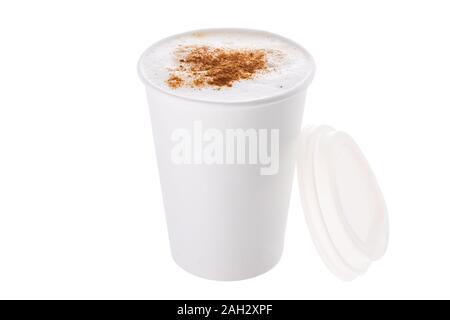 Caffè con latte o un cappuccino con cannella in una tazza di plastica da asporto isolati su sfondo bianco Foto Stock