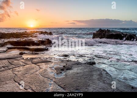 Sunrise oltre la barriera corallina a Sandy Beach Park su Oahu, Hawaii Foto Stock