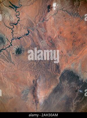 (5-14 giugno 1991) --- Questo formato grande vista mostra parti dell'Arizona del Nord e sud dello Utah. Il fiume San Juan, Lago Powell e Monument Valley sono visibili. L'acqua del lago Powell si vede il riempimento delle valli del Colorado e San Juan fiumi nella parte superiore dell'immagine. Più scuro di aree verdi indicano un alto e boscoso paese di lone Navajo Mountain (centro sinistra) e Black Mesa (in fondo a destra). Miniere di striscia può essere visto a sud del cerchio di Black Mesa. La Monument Valley si trova tra il fiume San Juan e Black Mesa. Le ombre gettate dai singoli ripide sulle colline fanno di essi spiccano in scen Foto Stock
