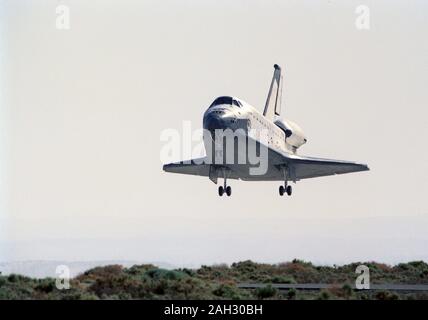 STS040-S-174 (14 giugno 1991) --- lo Space Shuttle Columbia è solo a pochi istanti da touchdown sulla pista 22 alla Edwards Air Force Base in California. Lo sbarco si completa con successo una nove giorni di Spacelab Scienze della Vita (SLS-1) missione, il primo al mondo dedicato esclusivamente alla ricerca nel campo delle scienze della vita. Si è verificato un atterraggio a 8:39:11 a.m. (PDT), 14 giugno 1991. Foto Stock