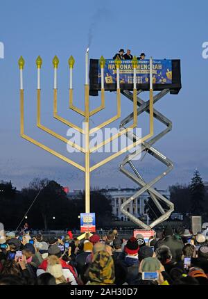 Il Menorah nazionale è accesa sull'ellisse in Washington, DC, domenica 22 dicembre, 2019. Da sinistra a destra: Rabbi Levi Shemtov, Vice Presidente Esecutivo di amici americani di Lubavitch (Chabad), Washington DC; Stati Uniti Segretario degli Interni David Bernhardt; e Rabbino Abraham Shemtov, Direttore Nazionale amici americani di Lubavitch (Chabad). Credito: Alex Wroblewski/CNP | Utilizzo di tutto il mondo Foto Stock