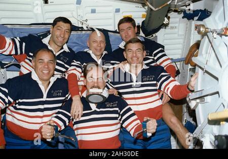 (24 nov-dic 1991) --- i sei membri dell'equipaggio per STS-44 posare per un secondo equipaggio ritratto su Atlantis' ponte di volo. Questo ritratto è stata destinata a mettere a fuoco sul Payload Specialist Thomas J. Hennen (front center), che ha guadagnato il soprannome di "cestino Man' durante il volo. Essa è stata Hennen che 'sasfaltata' in un breve video di bordo di produzione circa lo smaltimento dei rifiuti e dei rifiuti. Gli altri nella foto sono (prima fila) astronauti Stephen S. Oswald, pilota; Roberta Bondar L., payload specialist; Norman E. Thagard, payload commander; Ronald J. Grabe, comandante della missione; David C. Hilmers, lo specialista di missione; Ulf Merb Foto Stock