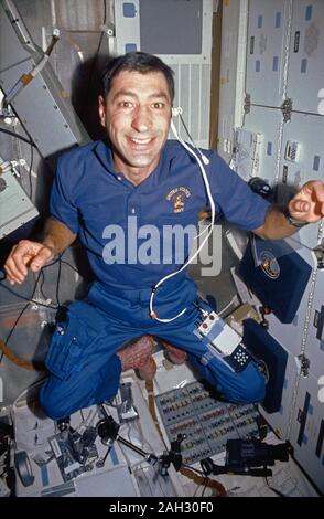 (24 nov-dic 1991) --- astronauta Mario Runco Jr., STS-44 lo specialista di missione, galleggia sulla Atlantis' middeck. Foto Stock
