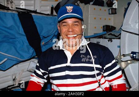 (24 nov-dic 1991) --- STS-44 Commander Frederick D. Gregorio indossa un cappello per onorare la sua alma mater, la United States Air Force (USAF) Accademia, sul middeck di Atlantide, Orbiter veicolo (OV) 104. Foto Stock