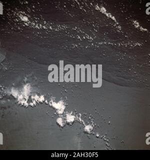 (24 nov-dic. 1991) --- questa fotografia, catturato dalla terra-orbiting Space Shuttle Atlantis, mostra sunglint pattern nel western tropical Oceano Indiano. Foto Stock