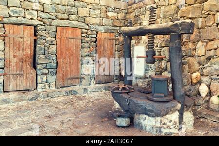 Il vecchio frantoio per la frantumazione di olio di oliva in antichità Foto Stock