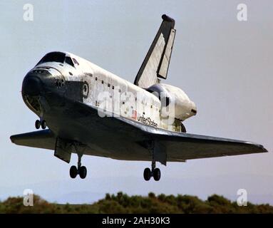 Space Shuttle Columbia si avvicina il suo touchdown sulla pista 22 in corrispondenza di Edwards, in California, a 8:39 del mattino, 14 giugno 1991 Foto Stock