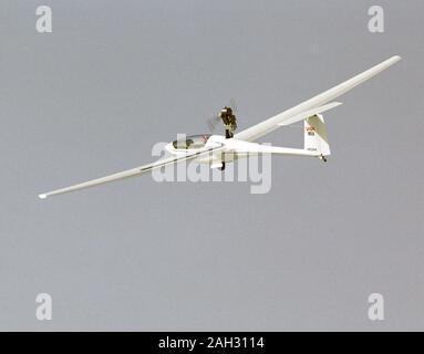 Questa foto mostra la NASA PIK-20E MOTORE-Glider aliante durante un volo di ricerca dal volo Ames-Dryden Centro di Ricerca (più tardi, il Dryden Flight Research Centre), di Edwards, in California, nel 1991. Foto Stock