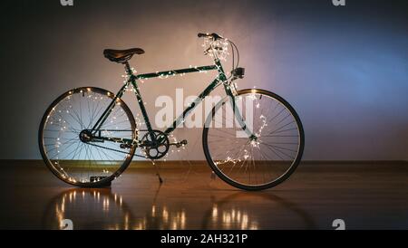 Natale in bicicletta. Bike decorate con luci di Natale Foto Stock
