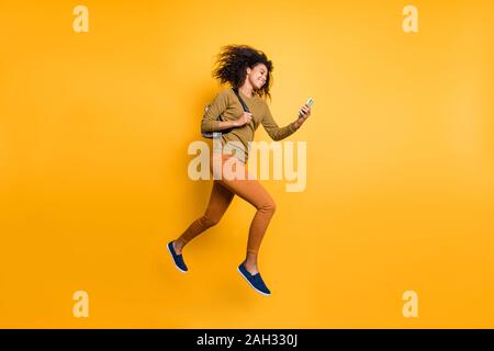 Lunghezza piena dimensione corpo foto di allegro positivo bella carino affascinante bella ragazza indossa pantaloni pantaloni maglione verde ondulata ricci bruna Foto Stock