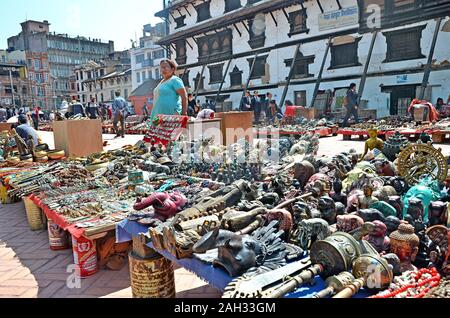 Kathmandu, Nepal - Marzo 6, 2018: Editoriale illustrativa che mostra una donna di vendere un street negozio di souvenir su Piazza Durbar di Kathmandu. Foto Stock