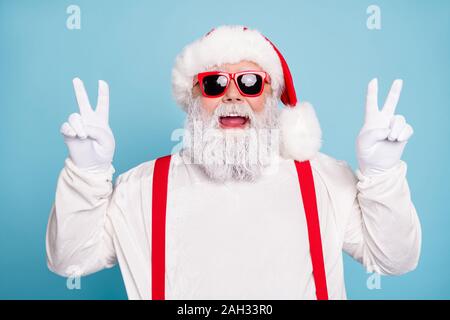 Close up foto di divertenti funky fat santa claus in hipster occhiali rendere v-segni godetevi il tempo di Natale noel vacanze indossare tute bianche autoreggenti Foto Stock