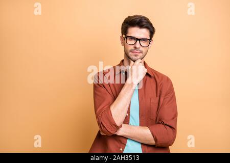 Close-up ritratto della sua egli nice contenuti attraenti calma di successo serio focalizzato i capelli castani guy un esperto professionista pensando di toccare il mento Foto Stock