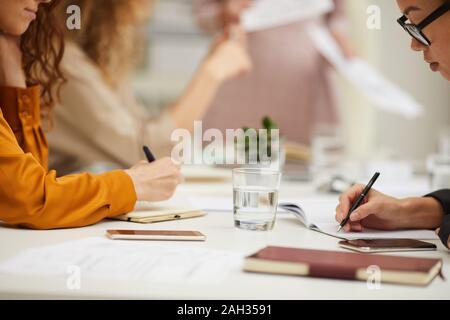 Irriconoscibile donne praticare il brainstorming durante la riunione di affari, inquadratura orizzontale Foto Stock