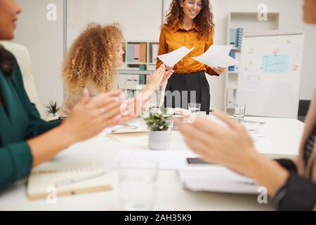 Irriconoscibile imprenditrici battendo le mani dopo i loro colleghi presentazione di successo Foto Stock