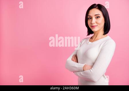 Foto di incredibile lady business con bracci incrociati miglior rappresentante della ditta indossare pullover bianco isolato rosa luminoso colore di sfondo Foto Stock