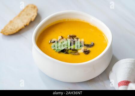 In casa Thai dolce zuppa di patate con il coriandolo, il latte di cocco crema, calce e funghi. Bevanda tradizionale concetto. Foto Stock