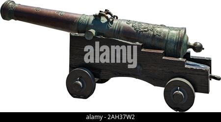 Antico cannone. In bronzo antico pistola su un carrello in legno con ruote isolati su sfondo bianco. Foto Stock