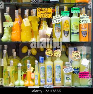 Limoncello in bottiglie di souvenir sul display, Italia Foto Stock