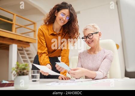 Posizione orizzontale bassa angolazione di due belle designer che lavorano insieme sulla nuova collezione di moda Foto Stock