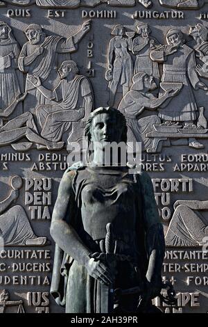 Statua della giustizia, vicino al Palazzo di Giustizia a Porto, Portogallo Foto Stock