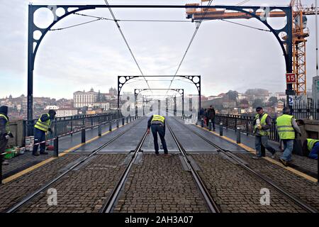 I lavoratori sulle rotaie oltre il ponte Luis Ho a Porto, Portogallo Foto Stock