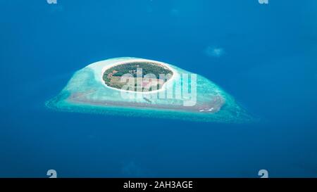 Maldive dal cielo con il blu del mare e la sabbia bianca e la spiaggia dell'Oceano indiano Foto Stock