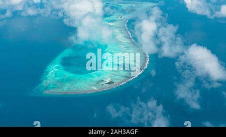 Maldive dal cielo con il blu del mare e la sabbia bianca e la spiaggia dell'Oceano indiano Foto Stock