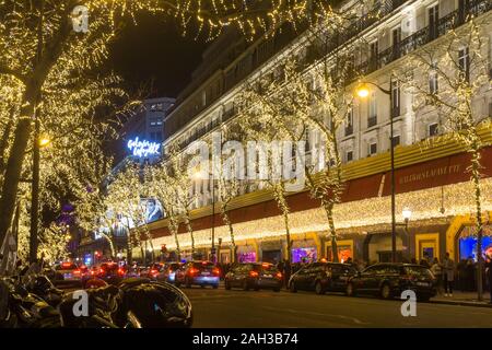 Parigi Natale - esterno delle Galeries Lafayette, una sistemazione di department store a Parigi durante la stagione di Natale. In Francia, in Europa. Foto Stock