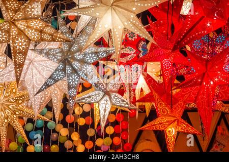 Carta bright multi-colore di Natale e Anno Nuovo stelle decorazioni Foto Stock