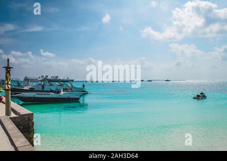 Maldive con l'oceano turchese e le barche in acqua incredibili Foto Stock