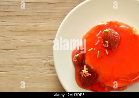 Fragola torta burro salsa di medicazione sul piatto Foto Stock