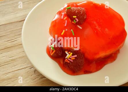 Fragola torta burro salsa di medicazione sul piatto Foto Stock