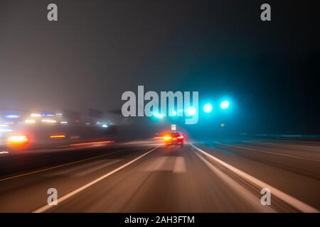 Notte veloce guida su autostrada, Vista dall'interno di un automobile Foto Stock