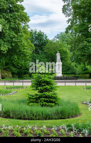 Il Tiergarten, a piedi attraverso il verde bellissimo parco nel centro di Berlino , prati verdi e fiori belli Foto Stock