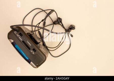 Vista dei controlli in un vintage stereo con lettore e gli auricolari. Portatile lettore di cassette. Foto Stock