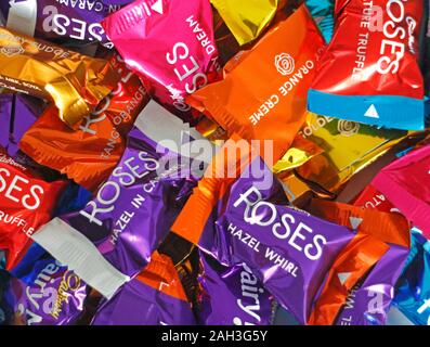 Un close-up sullo sfondo di rose misti cioccolatini in involucri colorati. Foto Stock