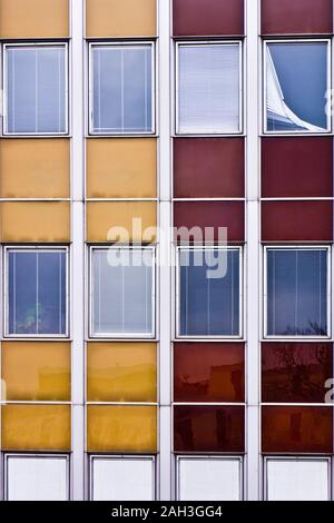 Modello di finestre in un edificio moderno con un rosso pareti gialle Foto Stock