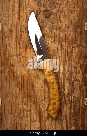 Hunter coltello su di una superficie di legno, vista dall'alto in basso Foto Stock