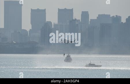 Haikou, cinese della provincia di Hainan. 24 dicembre, 2019. La gente pratica un trapano di salvataggio delle navi ro-ro da nave in Haikou, Cina del sud della provincia di Hainan, Dic 24, 2019. Credito: Yang Guanyu/Xinhua/Alamy Live News Foto Stock