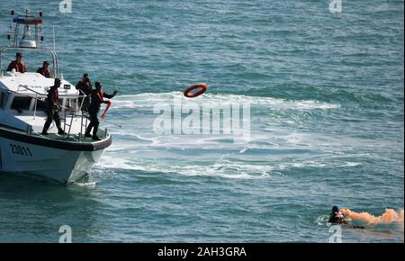 Haikou, cinese della provincia di Hainan. 24 dicembre, 2019. La gente pratica un trapano di salvataggio delle navi ro-ro da nave in Haikou, Cina del sud della provincia di Hainan, Dic 24, 2019. Credito: Yang Guanyu/Xinhua/Alamy Live News Foto Stock