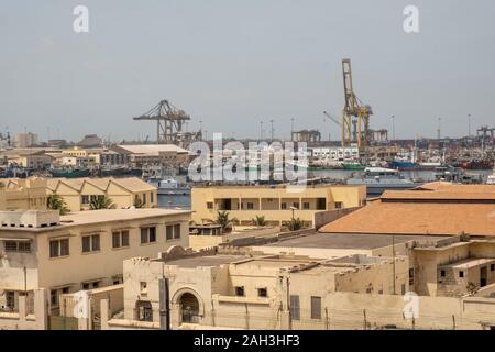 Una vista sui tetti del porto autonomo di Dakar, Senegal, uno dei porti più grandi dell'Africa occidentale. Foto Stock