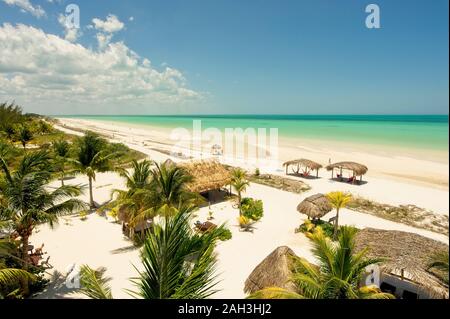 Holbox, Messico - Novembre 2019: Palapa sulla spiaggia dei Caraibi con vista sul mare nell'isola di Holbox in Messico. Vista panoramica di un resort caraibico Foto Stock