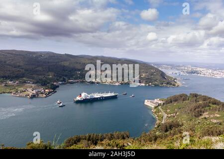 Ferrol, Spagna - Giugno 2011: Castillo de Villalba LNG vela lungo la foce di Ferrol Foto Stock